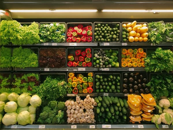 MarketLiberiAll partner preparing products for customers